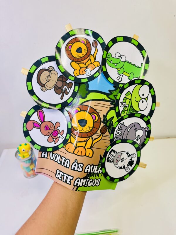 "kitstit chsala de aula" "atividades stitch" "materiais educativos stitch" "decoração de sala de aula stitch" "cartazes stitch" "jogos educativos stitch" "exercícios stitch para crianças" "recursos pedagógicos stitch" "Hhistória do stitch" "personagens do stitch" "stitch" "calendário de parede" "decoração escolar" "organização escolar" "recursos didáticos" "calendário de parede para educação infantil'