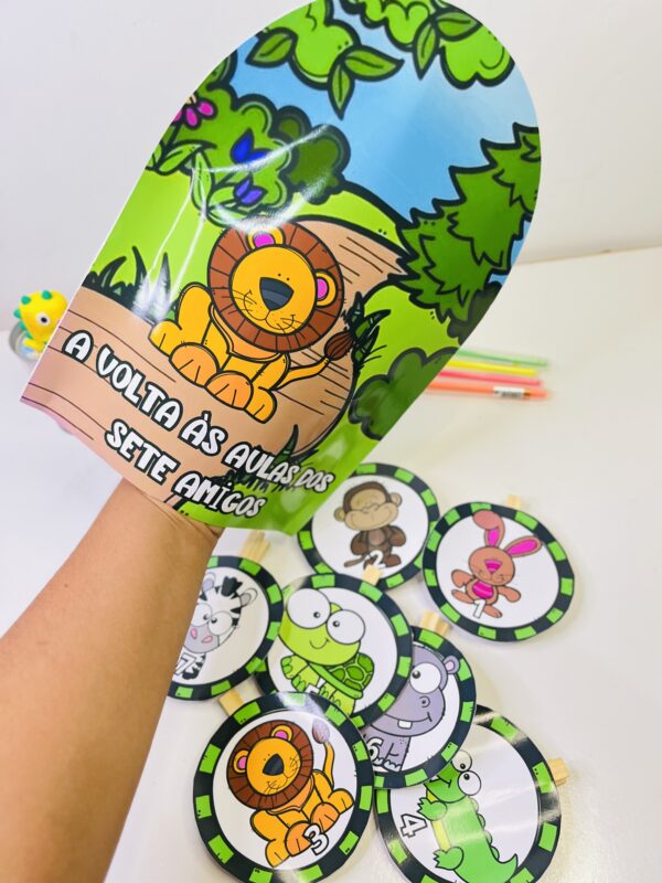 "kitstit chsala de aula" "atividades stitch" "materiais educativos stitch" "decoração de sala de aula stitch" "cartazes stitch" "jogos educativos stitch" "exercícios stitch para crianças" "recursos pedagógicos stitch" "Hhistória do stitch" "personagens do stitch" "stitch" "calendário de parede" "decoração escolar" "organização escolar" "recursos didáticos" "calendário de parede para educação infantil'