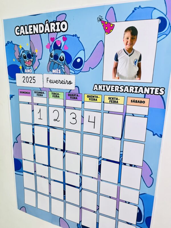"kitstit chsala de aula" "atividades stitch" "materiais educativos stitch" "decoração de sala de aula stitch" "cartazes stitch" "jogos educativos stitch" "exercícios stitch para crianças" "recursos pedagógicos stitch" "Hhistória do stitch" "personagens do stitch" "stitch" "calendário de parede" "decoração escolar" "organização escolar" "recursos didáticos" "calendário de parede para educação infantil'