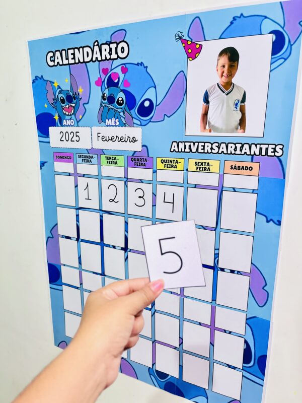 "kitstit chsala de aula" "atividades stitch" "materiais educativos stitch" "decoração de sala de aula stitch" "cartazes stitch" "jogos educativos stitch" "exercícios stitch para crianças" "recursos pedagógicos stitch" "Hhistória do stitch" "personagens do stitch" "stitch" "calendário de parede" "decoração escolar" "organização escolar" "recursos didáticos" "calendário de parede para educação infantil'