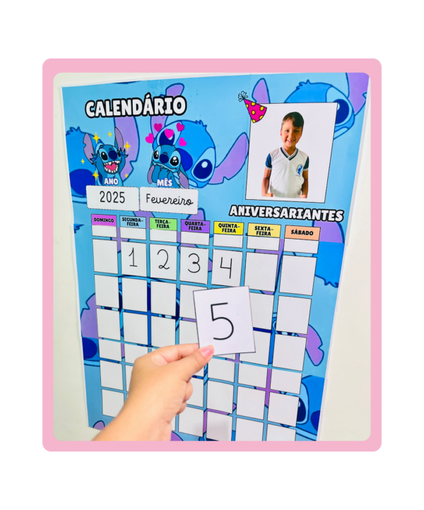 "kitstit chsala de aula" "atividades stitch" "materiais educativos stitch" "decoração de sala de aula stitch" "cartazes stitch" "jogos educativos stitch" "exercícios stitch para crianças" "recursos pedagógicos stitch" "Hhistória do stitch" "personagens do stitch" "stitch" "calendário de parede" "decoração escolar" "organização escolar" "recursos didáticos" "calendário de parede para educação infantil'
