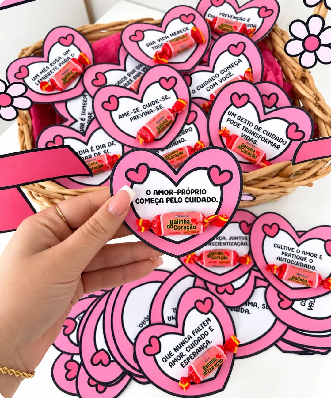 cesta outubro rosa para imprimir, lembrancinha outubro rosa em PDF, lembrancinhas outubro rosa para imprimir, molde cesta outubro rosa, cesta outubro rosa molde, lembrancinha outubro rosa com bala, mensagens outubro rosa, arquivo outubro rosa PDF, material outubro rosa para imprimir, lembrancinha campanha outubro rosa, decoração outubro rosa, atividades outubro rosa, cantinho motivacional outubro rosa, cantinho outubro rosa, cantinho motivacional para imprimir, cantinho outubro rosa para imprimir, frases outubro rosa, frases motivacionais outubro rosa, cartões motivacionais outubro rosa, cartões outubro rosa para imprimir, mensagens outubro rosa, mensagens motivacionais outubro rosa, kit outubro rosa para imprimir, material outubro rosa em pdf, arquivo outubro rosa em pdf, recurso outubro rosa para imprimir, material educativo outubro rosa, autocuidado outubro rosa, autoestima outubro rosa, amor próprio outubro rosa, incentivo ao autocuidado, conscientização outubro rosa, prevenção outubro rosa, campanha outubro rosa, decoração outubro rosa, cantinho de autocuidado, cantinho da autoestima, cantinho das mensagens, mural outubro rosa, mural motivacional outubro rosa, painel motivacional outubro rosa, material para outubro rosa, outubro rosa na escola, recurso pedagógico outubro rosa, cantinho motivacional em pdf, kit motivacional outubro rosa
